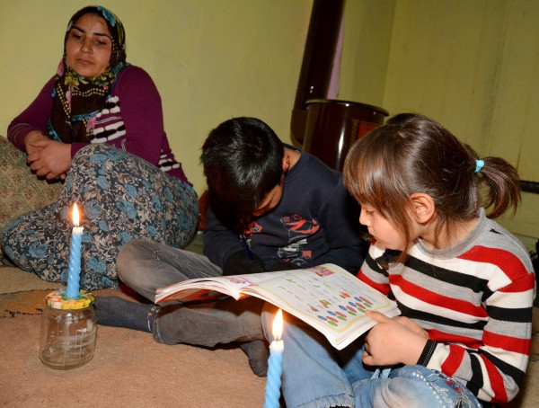 Mum Işığında Ders Çalışıp Ödev Yapıyorlar