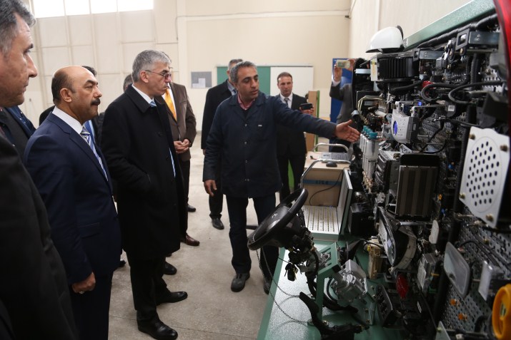 Uygulamalı eğitimle meslek sahibi oluyorlar