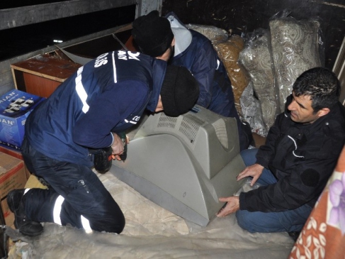 Televizyon Battaniye Ve Yatak İçinde Kaçak Sigara