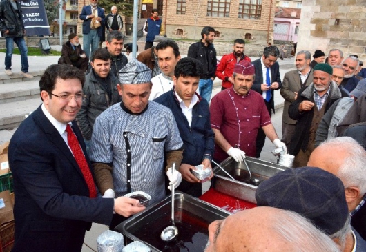 Belediye Şehitler Anısına Üzüm Hoşafı Ve Ekmek Dağıttı