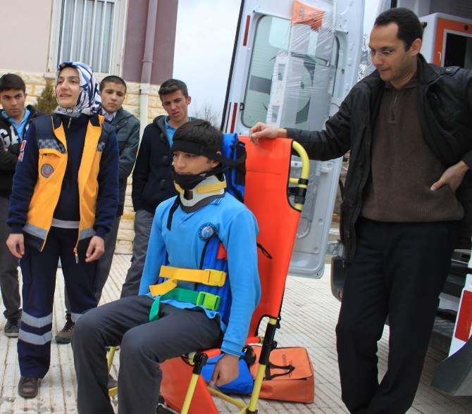 Sağlık Öğrencileri Sıkı Eğitimden Geçiyor