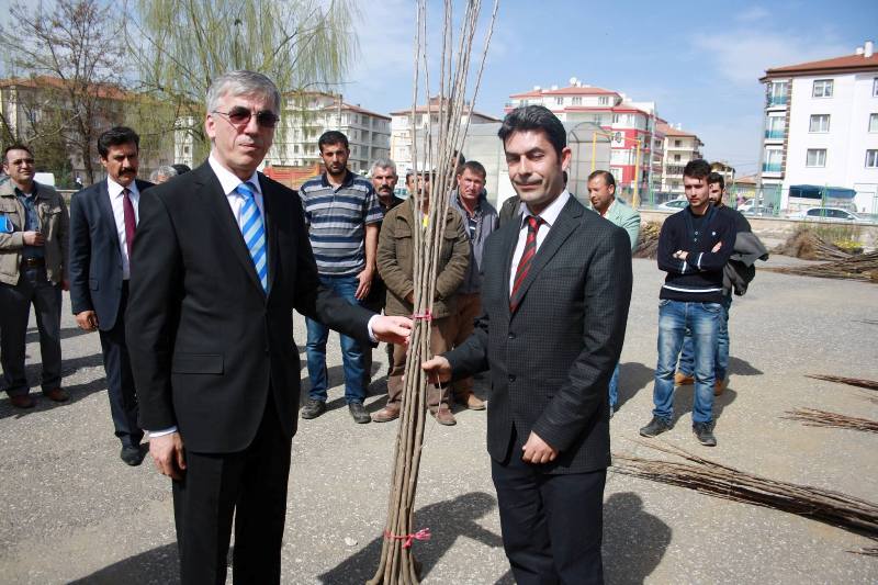 Çiftçilere çeşitli türlerde 7 bin 460 adet fidan dağıtıldı