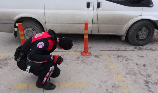 Banka Aracının Altındaki Paket Polisi Alarma Geçirdi