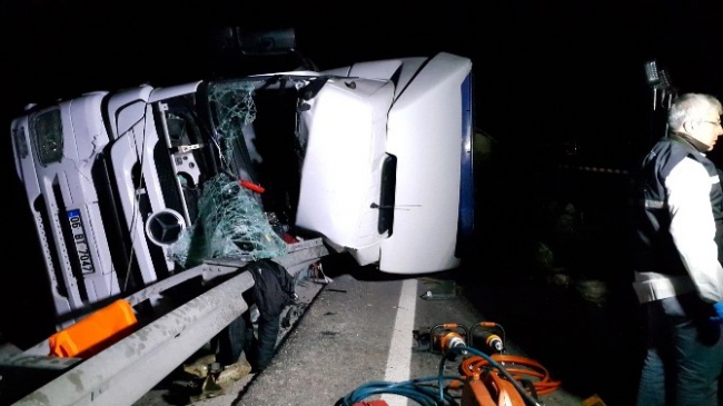 Bariyer Tir’a Ok Gibi Saplandı: 1 Ölü