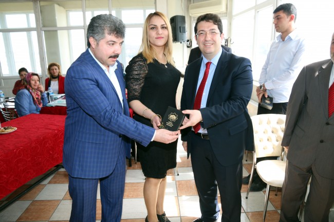 Başkan Yazgı Kuaförlere Makas Hediye Etti