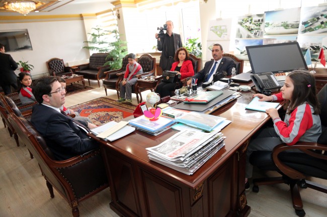 Başkan Yazgı, Koltuğunu Öğrencilere Bıraktı