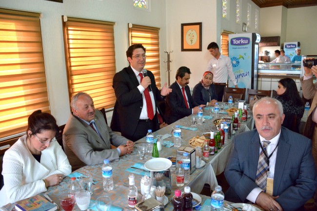 Başkandan Akademisyenler Onuruna Yemek