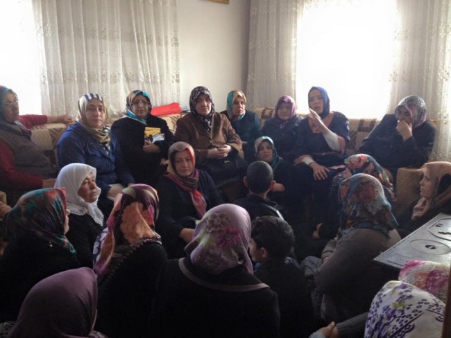 Ak kadınlar mahalle ziyaretlerinde