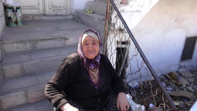 Parası Çalınan Yaşlı Kadın Ağladı