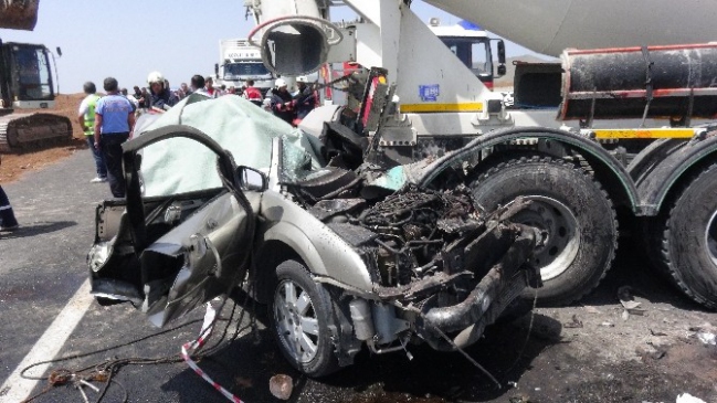 Aksaray’da Otomobil Beton Mikserine Çaptı