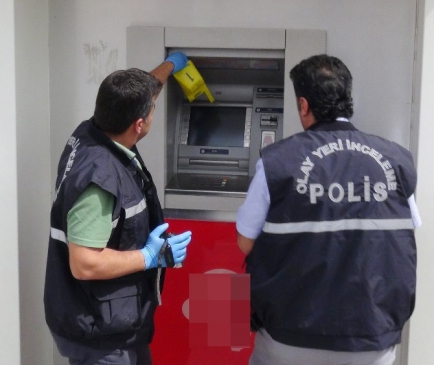 Atm’ye Kartlı Ve Çift Kameralı Düzenek