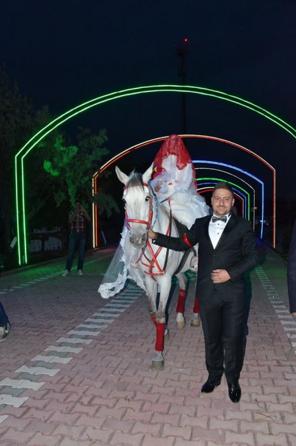 Sıradışı Bir Düğüne İmza Attılar