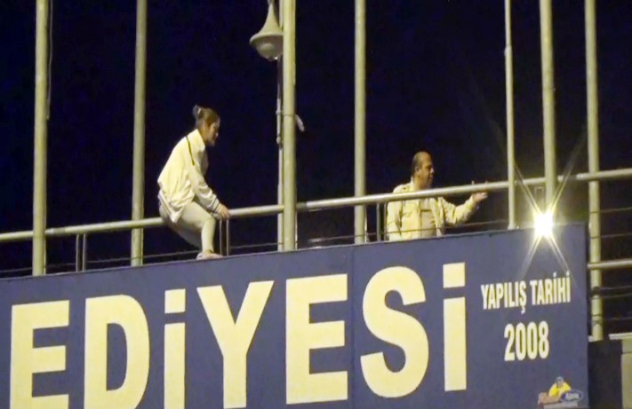 Genç Kızın Yaya Üst Geçidinde İntihar Girişimi