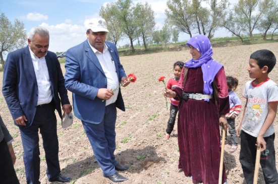 Aksaray’da Çiftçilere Karanfilli Kutlama