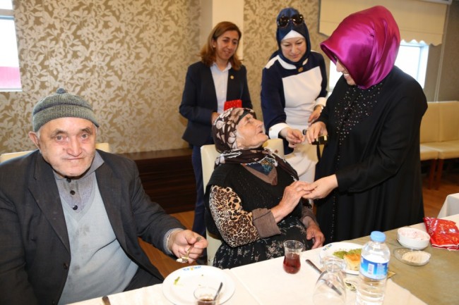 Engelli Oğluna Bakan 87 Yaşındaki kadın Yılın Annesi Seçildi