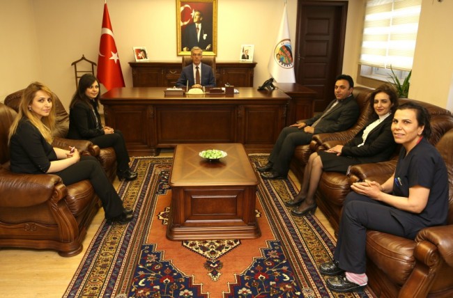 Hemşireler, fedakârca görevlerini yerine getirmeye çalışıyor