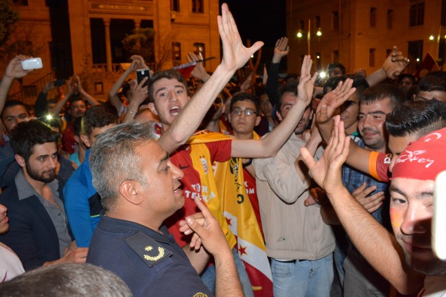 Emniyet Müdürü Galatsaraylı Taraftarlara Üçlü Çektirdi