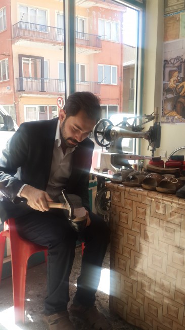 Ak Gençlik 1 Mayıs’ta Çalışan İşçi İle Birlikte Çalıştı