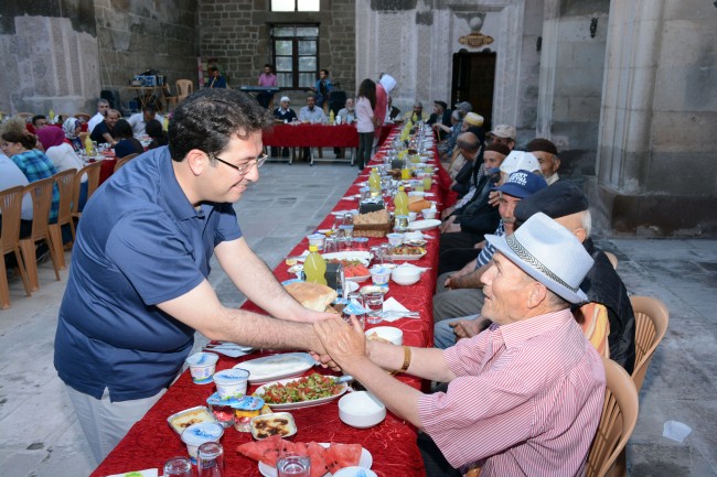 Zinciriye Medresesi’nde Huzurlu Bir İftar