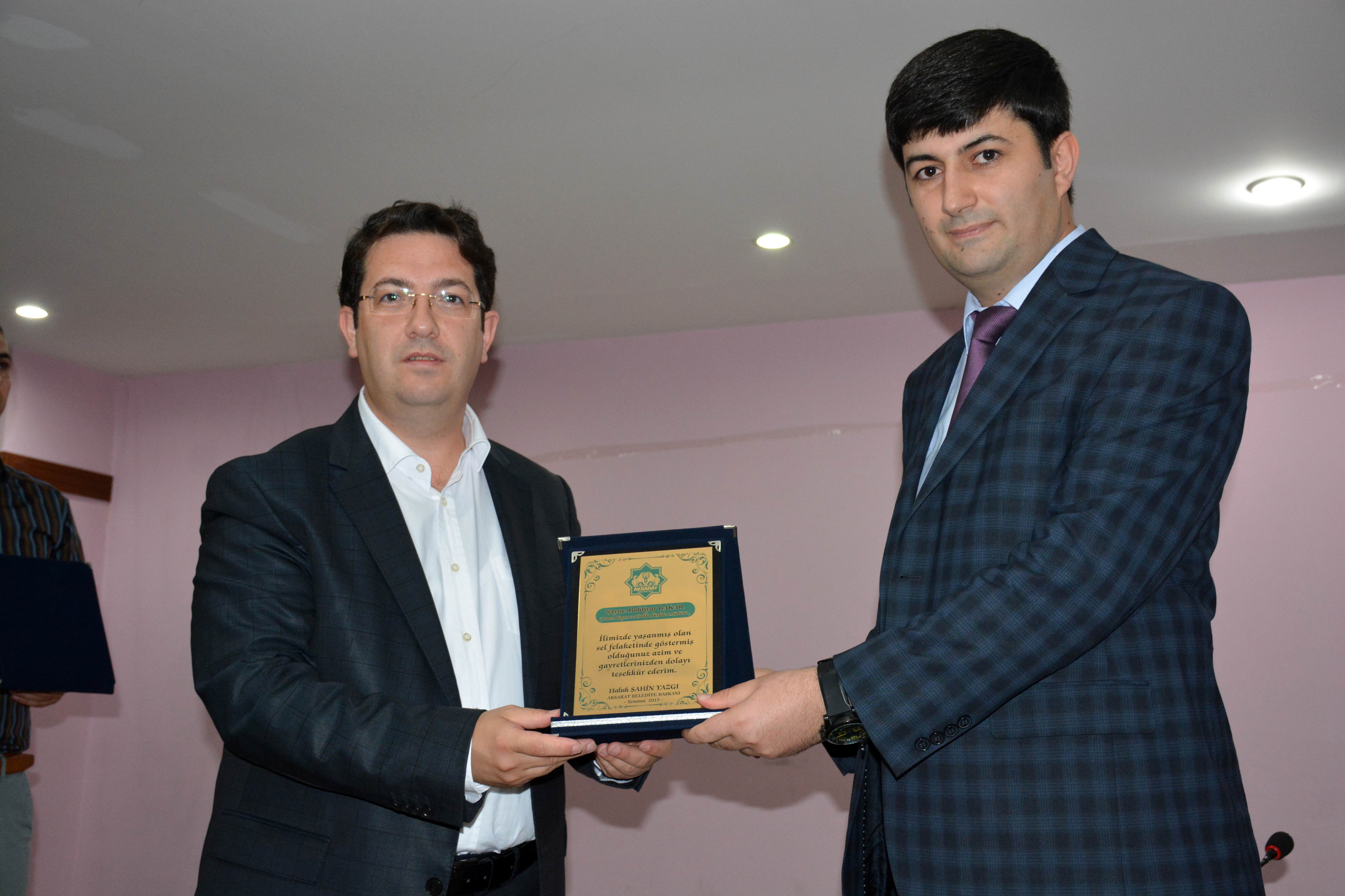 Başkan Yazgı Birim Müdürlerine Teşekkür Plaketi Verdi