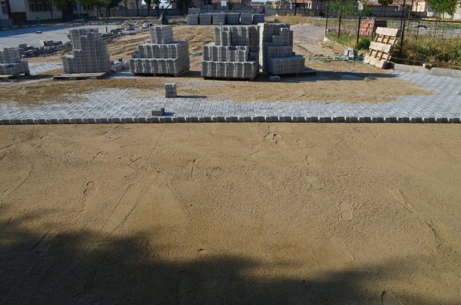 Yenikent’te Okulların Bahçesi Parke Taşlarla Döşeniyor