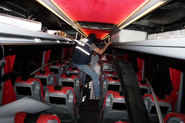 Otobüsün Tavanından 40 Bin Paket Kaçak Sigara Çıktı