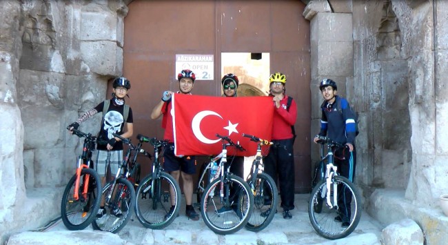 ‘Türk Bayraklarıyla Zaferi Kutladılar Teröre Lanet Yağdırdılar’