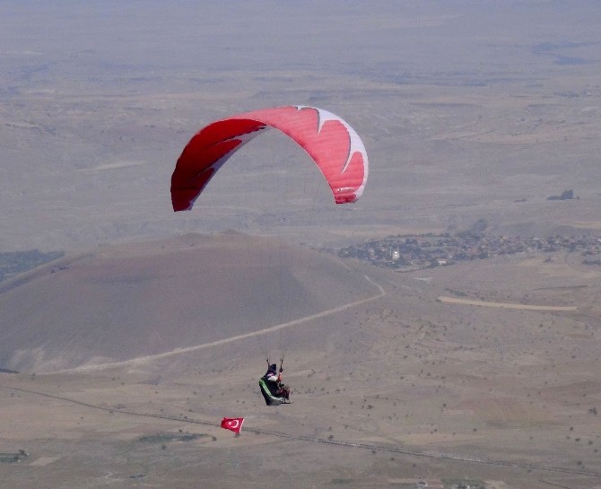 Yamaç Paraşütçüleri Şehitler İçin Uçtu