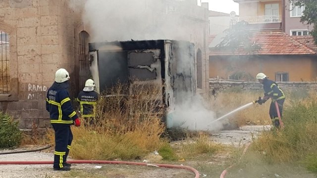 Aksaray’da İnşaat İşçilerin Kaldığı Konteyner Yandı