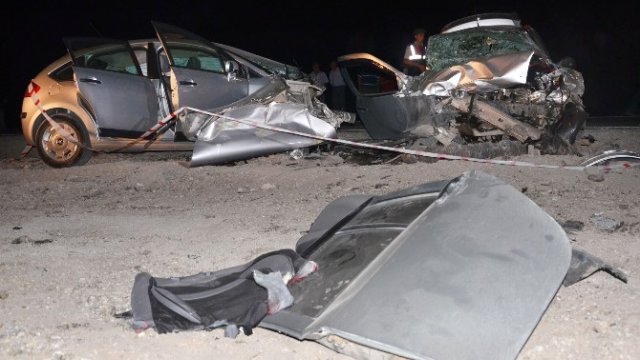 İki Otomobil Çapıştı: 3 Ölü, 4 Yaralı