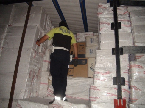 Tır’dan 150 Bin Paket Kaçak Sigara Çıktı