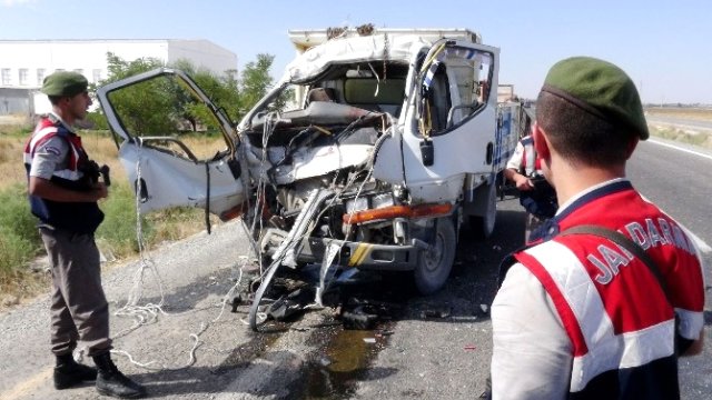 Kamyonet Kamyona Çarptı: İki Yaralı