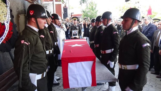 Aksaray Şehidine Ağladı