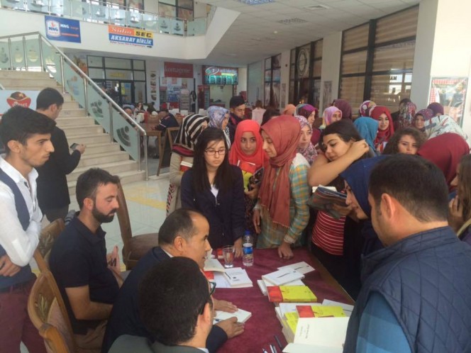 Milletvekili Adayı Aydoğdu, Gençlere kitaplarını imzaladı