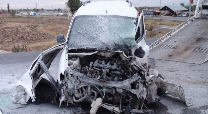 Kamyon İle Kamyonet Çarpıştı: 6 Yaralı