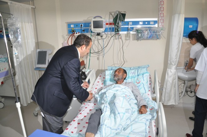 Serdengeçti, Hastaları Ziyaret Ederek Karanfil Verdi