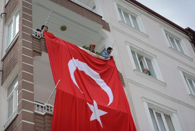 Şehidin Evine Türk Bayrağı Asıldı