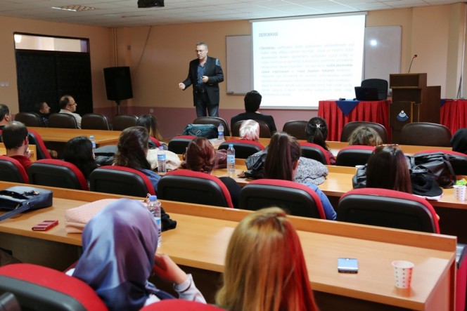 Felsefe Tartışmalarında Demokrasi Anlatıldı
