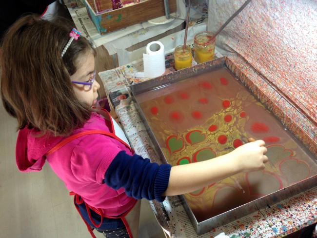 7 Yaşında Ebru Sanatı Öğreniyor