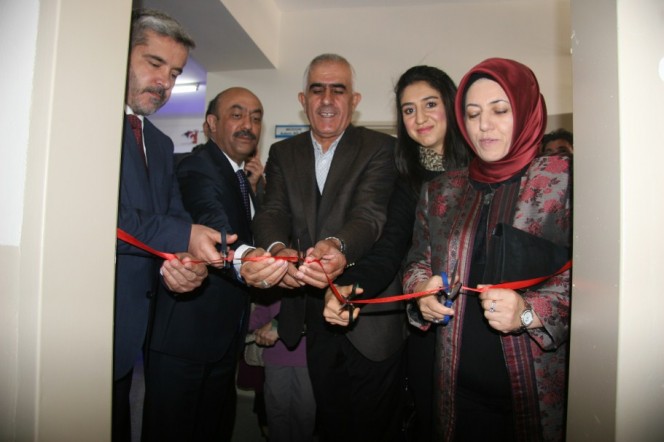 Hayırsever işadamı tarafından kurulan kütüphane törenle açıldı