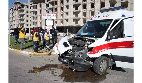 Kazaya Giden Ambulans Kaza Yaptı: Üç Yaralı