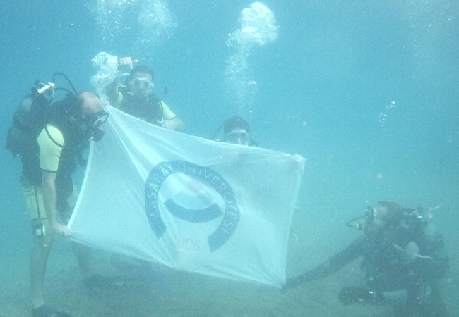 Su Altında ASÜ Bayrağı Açtılar