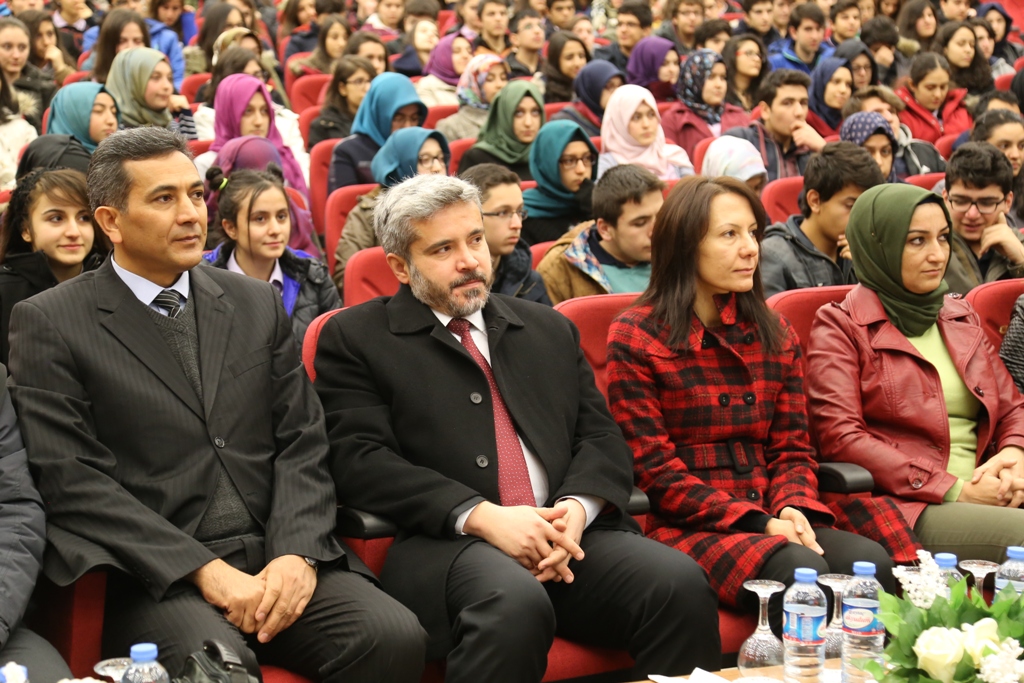 Önemli Olan Üniversiteye Gitmek Değil, İnsan Olabilmektir