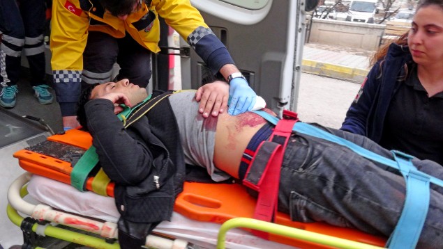 Kendini Bıçakladı