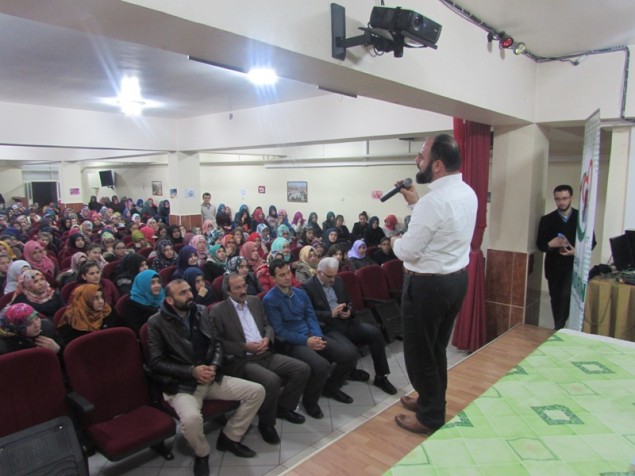 İlahiyatçı Yazar öğrencilerle buluştu