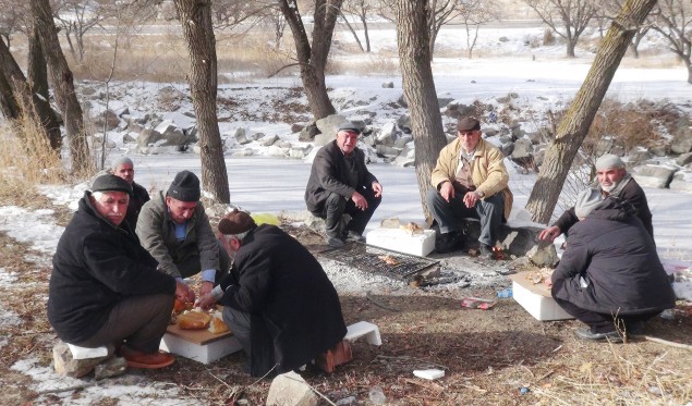 Balıkçılar Kar Üstünde Mangal Yapıp Güreş Tuttu