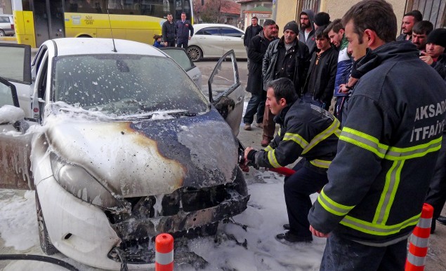 Park Halindeki Otomobil Alev Alev Yandı