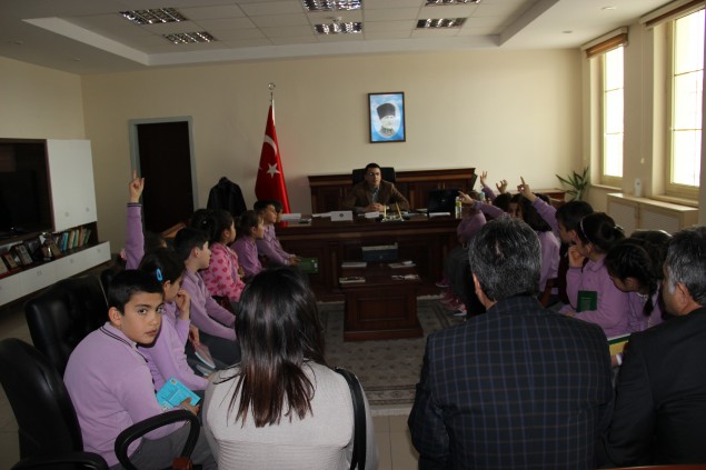 Eşmekaya İlkokulu Öğrencileri Eskil Kaymakamını Ziyaret Ettiler