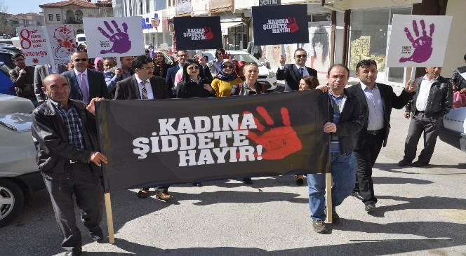 Aksaray’da Sağlıkçılar Kadın Şiddetine Karşı Yürüdü