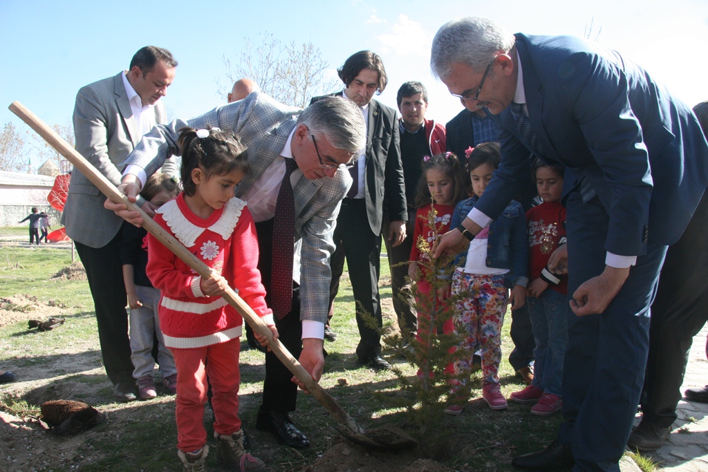 Sultanhanı Belediyesi öğrencilere 10 bin fidan dağıttı